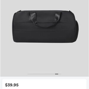 Zipper duffle bag
Color-Black